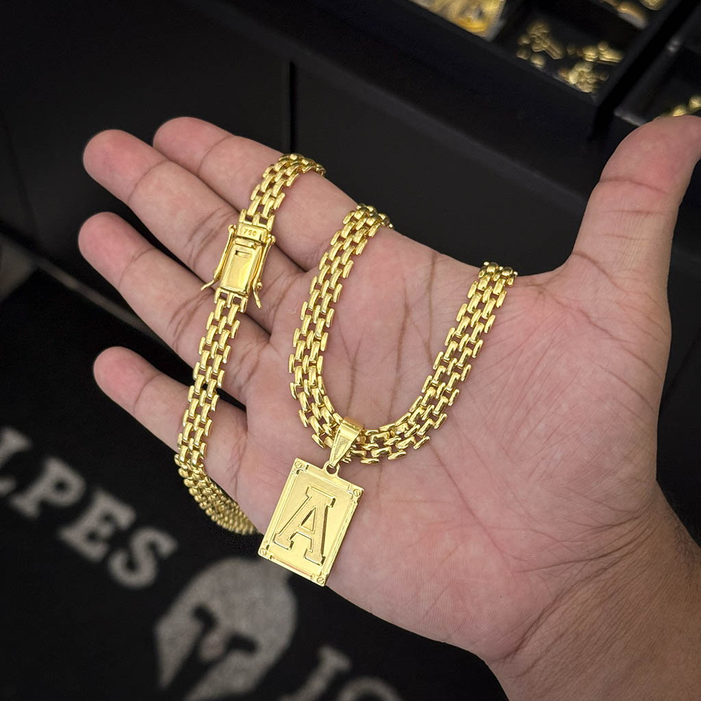 Corrente Americana 10mm e Pingente Letra Banhado a Ouro 18K