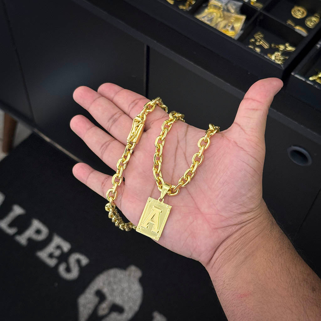 Corrente Cadeado 8mm e Pingente Letra Banhado a Ouro 18K