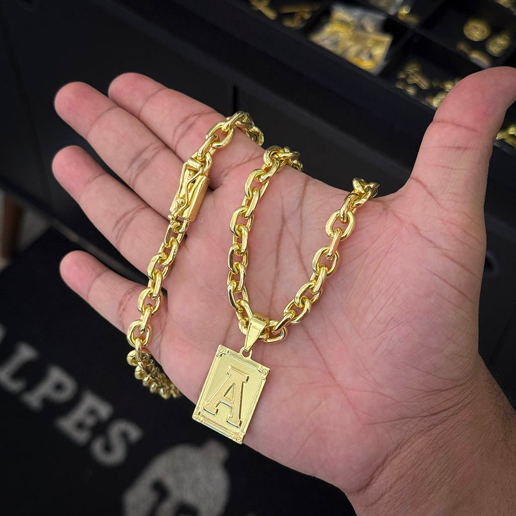 Corrente Cadeado 8mm e Pingente Letra Banhado a Ouro 18K