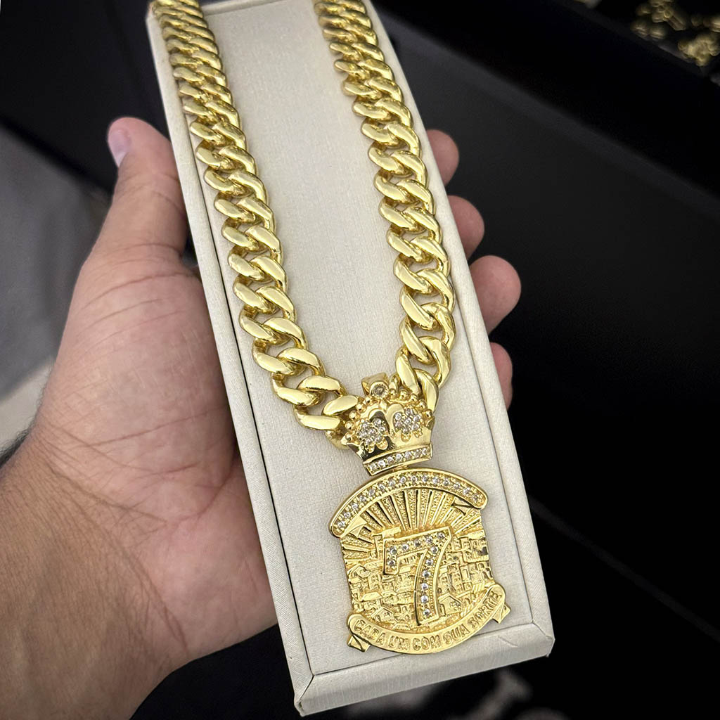 Corrente Cubana 12mm e Pingente 7 Cada Um Com Sua Sorte Banhado a Ouro 18K