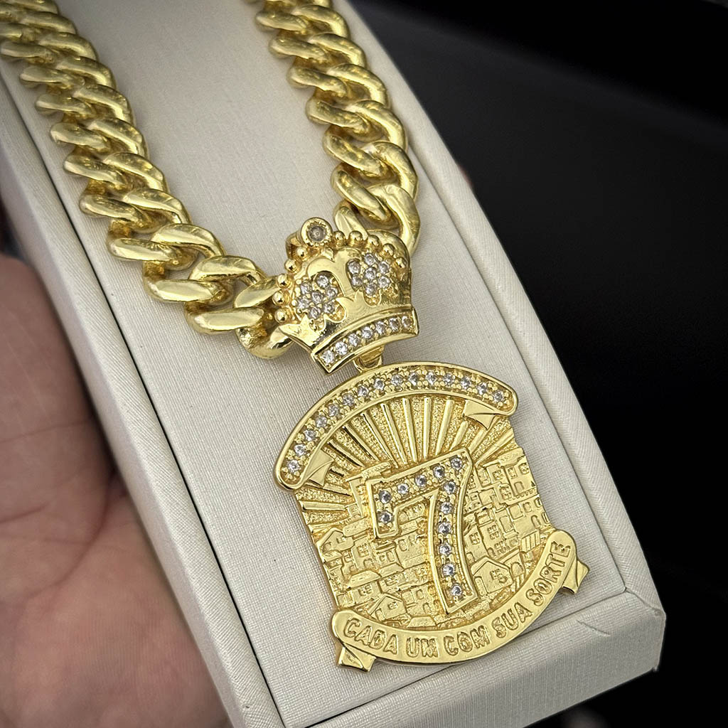 Corrente Cubana 12mm e Pingente 7 Cada Um Com Sua Sorte Banhado a Ouro 18K