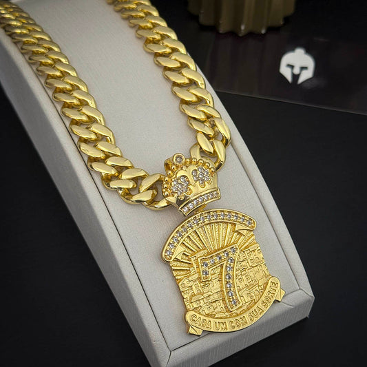 Corrente Cubana 12mm e Pingente 7 Cada Um Com Sua Sorte Banhado a Ouro 18K