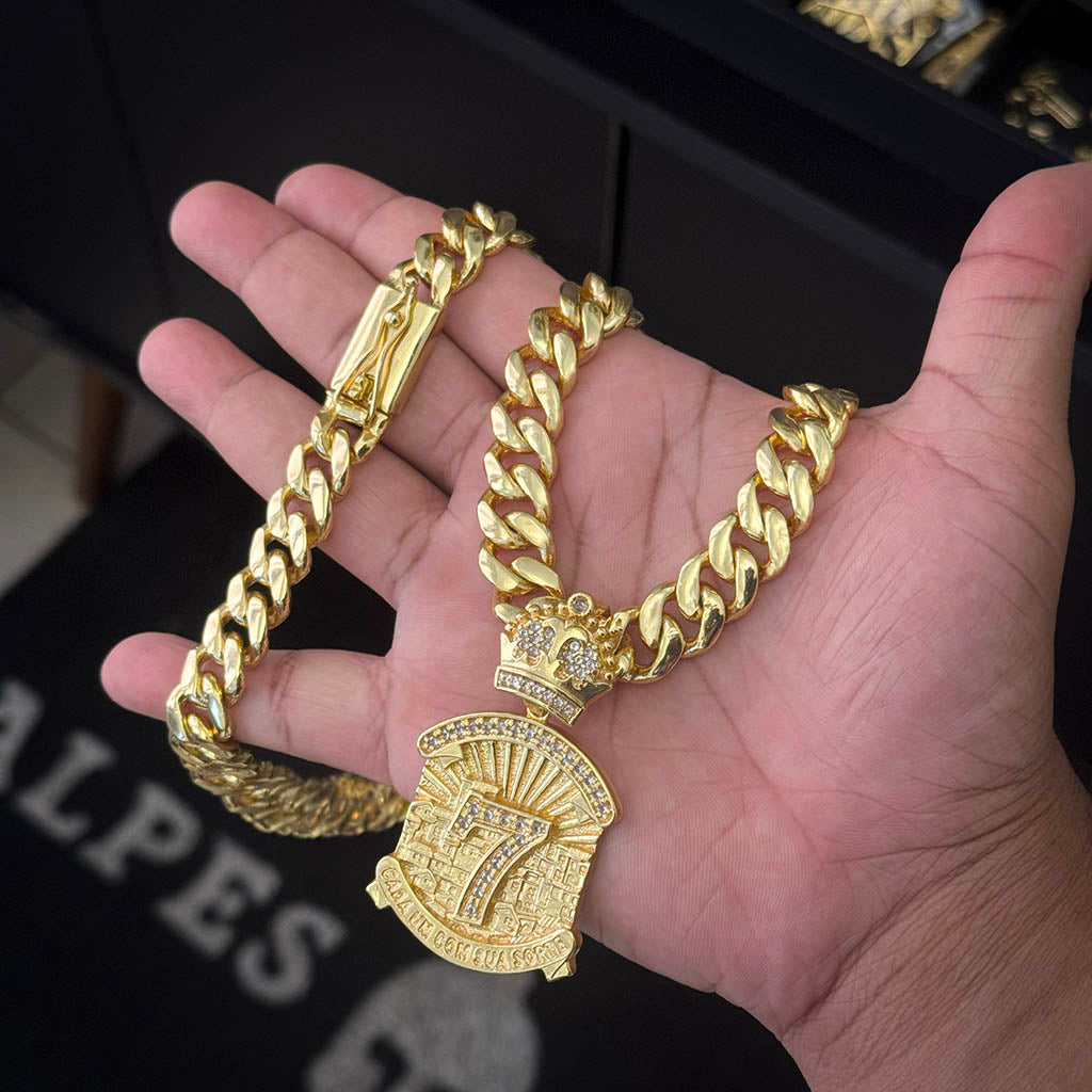 Corrente Cubana 12mm e Pingente 7 Cada Um Com Sua Sorte Banhado a Ouro 18K