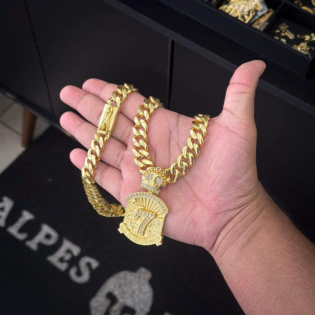 Corrente Cubana 12mm e Pingente 7 Cada Um Com Sua Sorte Banhado a Ouro 18K