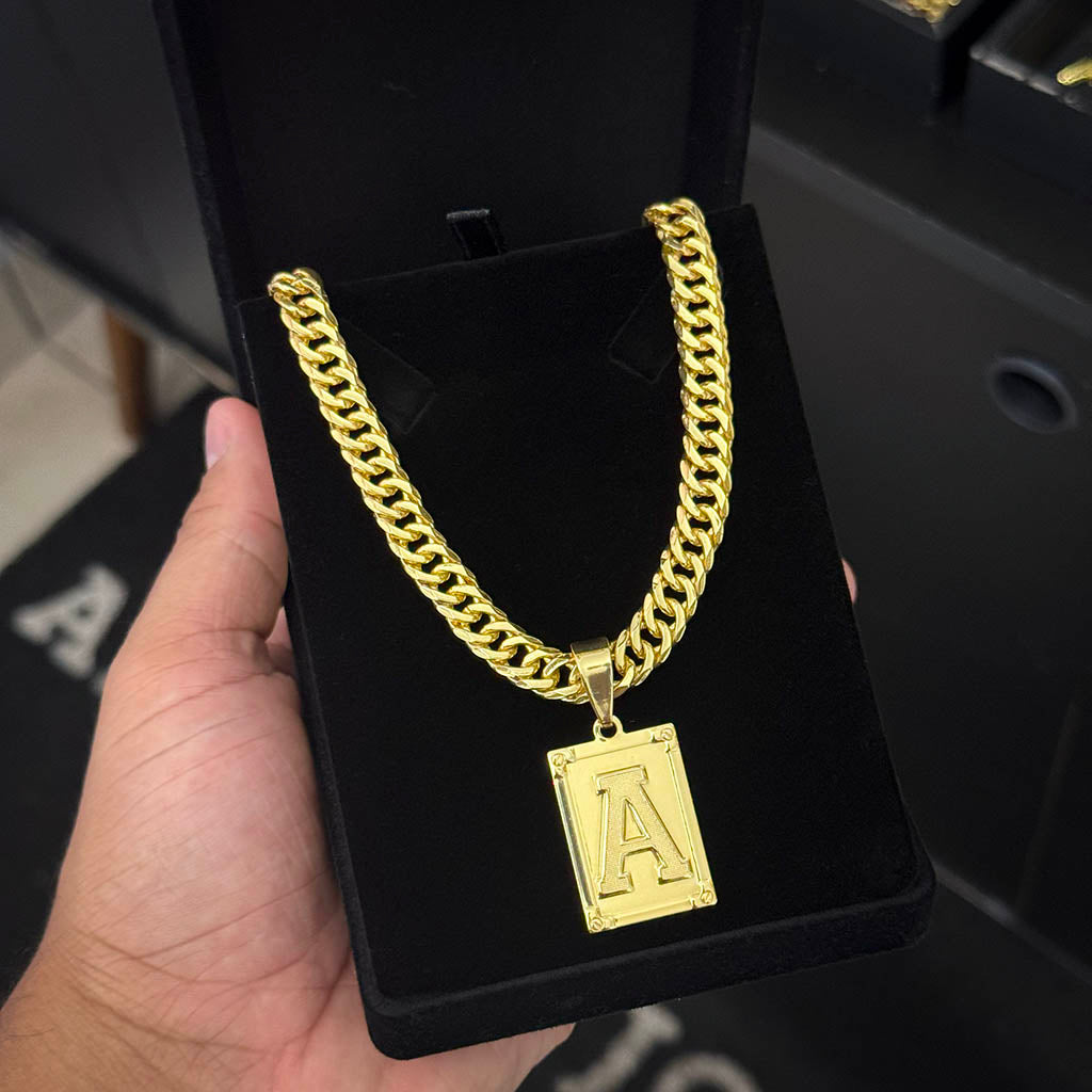Corrente Grumet 10mm e Pingente Letra Banhado a Ouro 18K