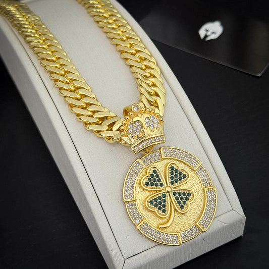 Corrente Grumet 13mm e Pingente Trevo Cravejado Banhado a Ouro 18K