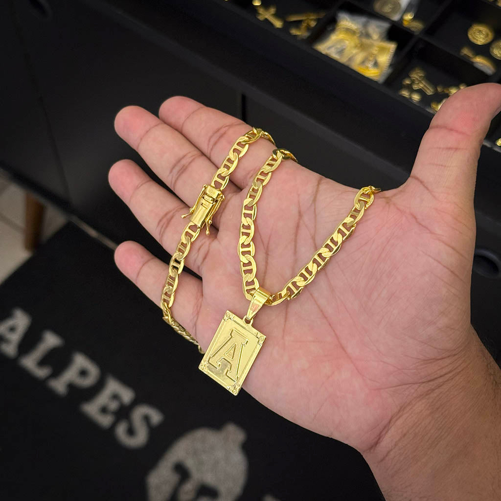 Corrente Piastrini 6mm e Pingente Letra Banhado a Ouro 18K