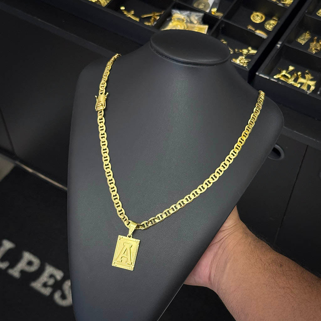 Corrente Piastrini 6mm e Pingente Letra Banhado a Ouro 18K