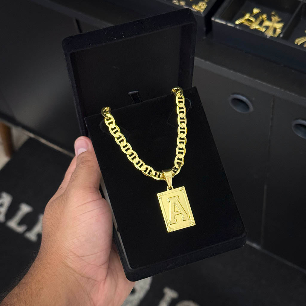 Corrente Piastrini 6mm e Pingente Letra Banhado a Ouro 18K