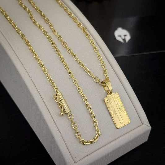 Corrente Cadeado 2mm e Pingente Cruz Placa Com Relevo Banhado a Ouro 18K