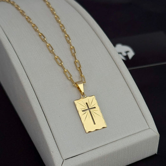 Corrente Cadeado Alongado 3mm e Pingente Cruz Placa Vazada Banhado a Ouro 18K