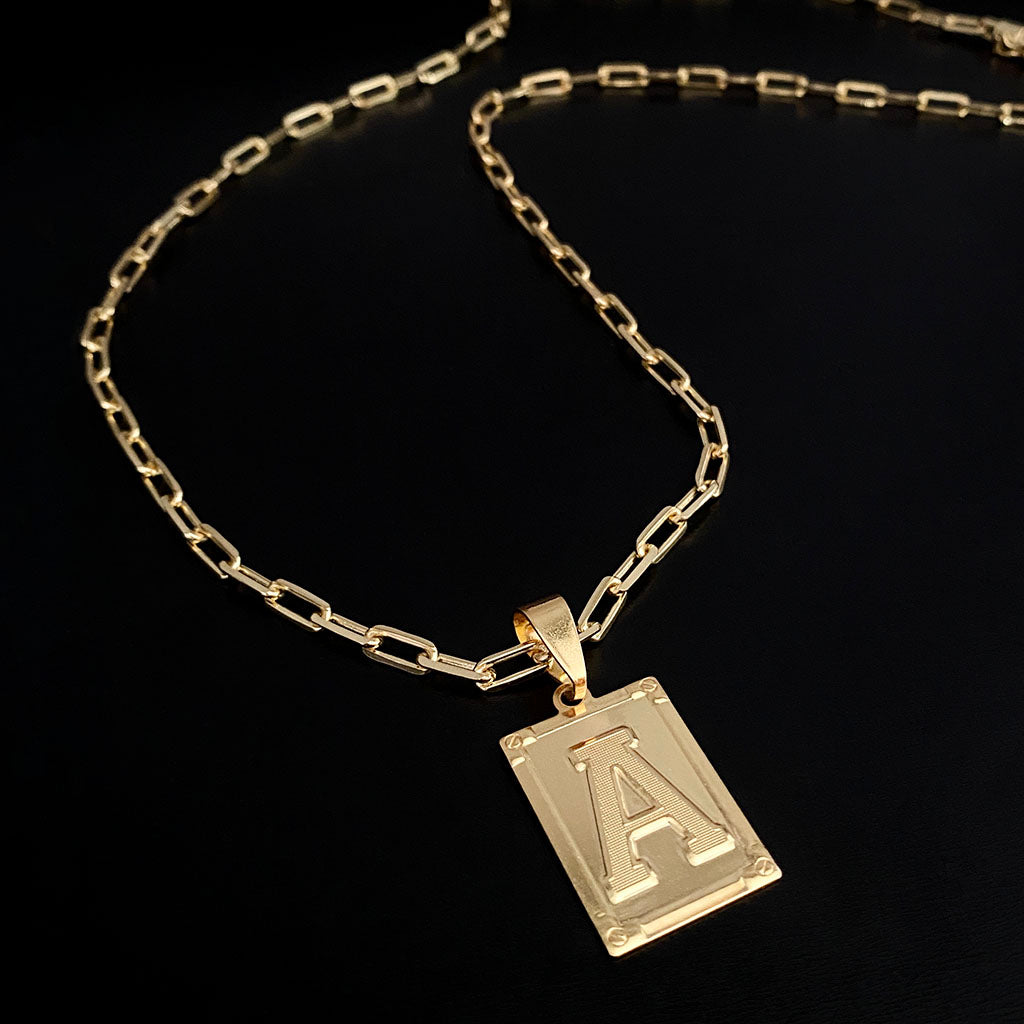 Corrente Cartie 4mm e Pingente Letra Banhada a Ouro 18K + BRINDE