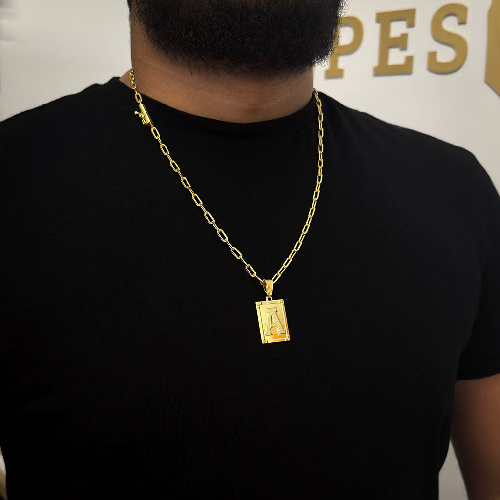 Corrente Cartie 4mm e Pingente Letra Banhada a Ouro 18K + BRINDE