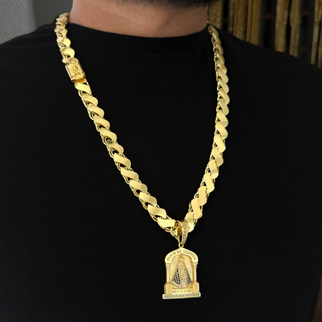Corrente Friso S 13mm e Pingente Quem Me Guarda Não Dorme Banhado a Ouro 18K + BRINDE