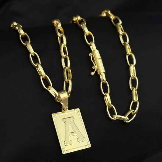 Corrente Meia Cana 6mm e Pingente Letra Banhada a Ouro 18K