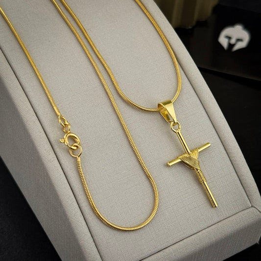 Corrente Rabo de Rato 1mm e Pingente Cruz Palito Amarrada Banhado a Ouro 18K