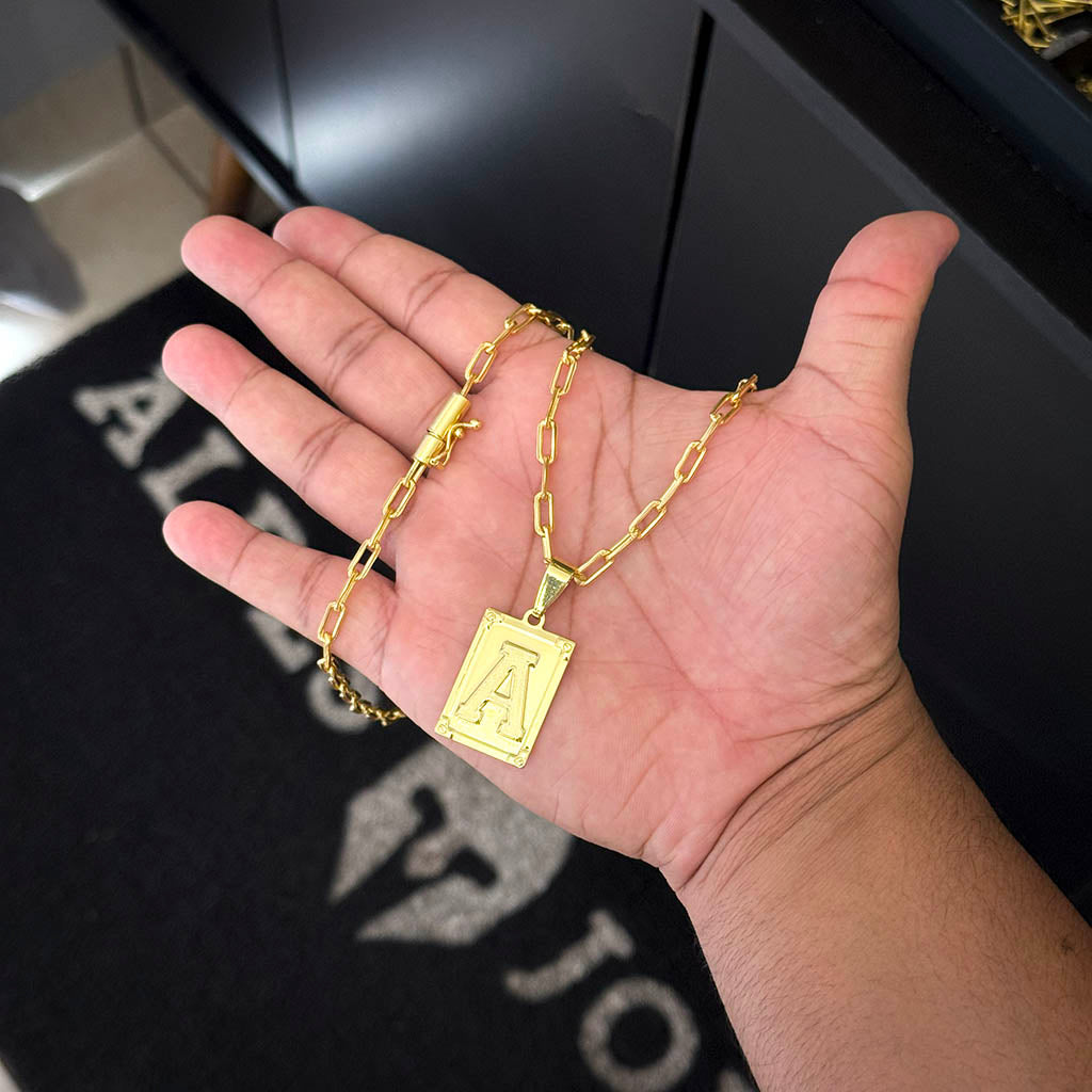 Corrente Cartie 4mm e Pingente Letra Banhada a Ouro 18K + BRINDE