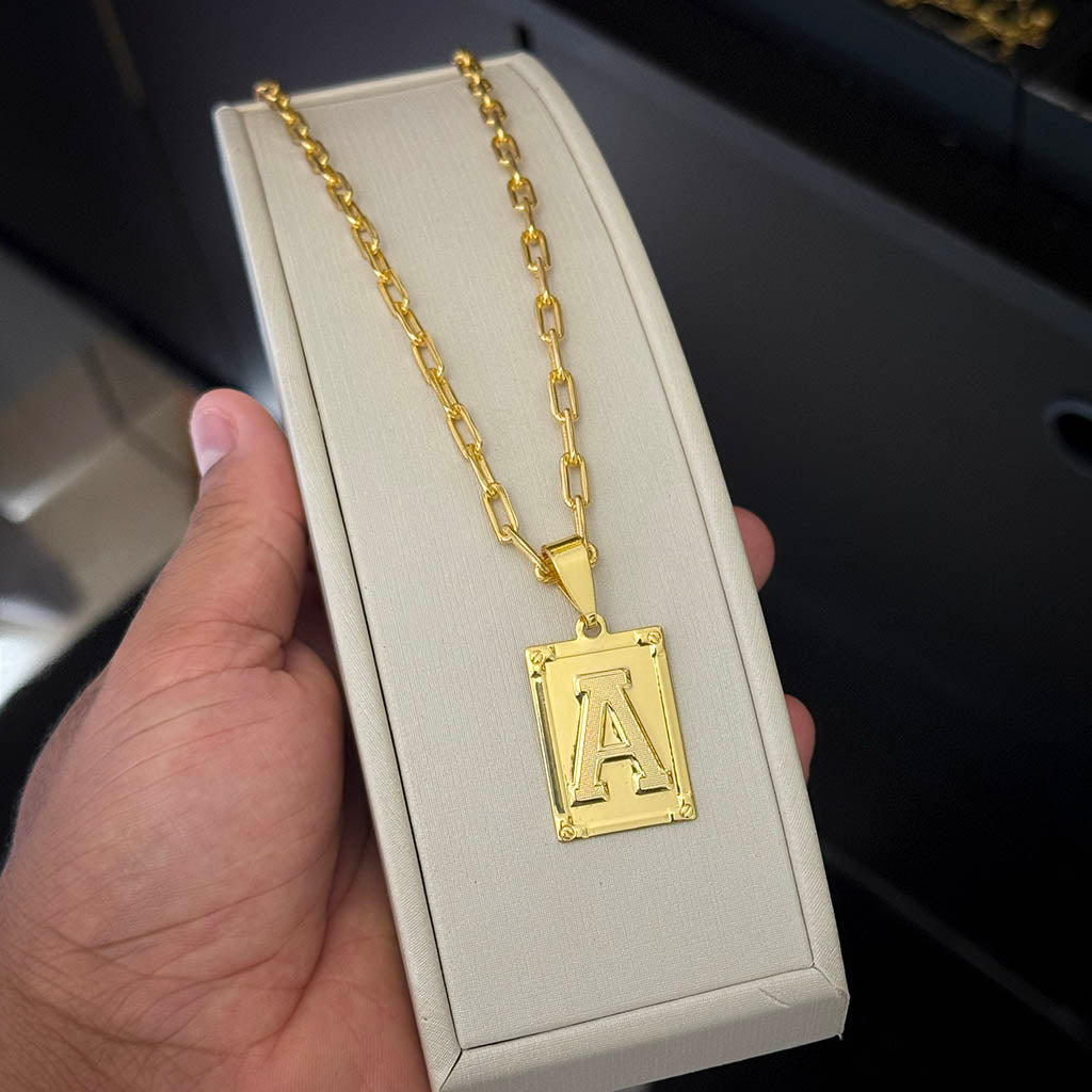 Corrente Cartie 4mm e Pingente Letra Banhada a Ouro 18K + BRINDE