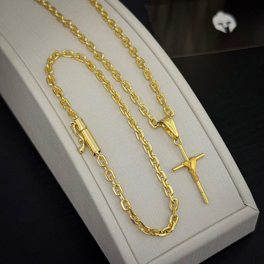 Kit Corrente e Pulseira Cadeado 3mm e Pingente Cruz Palito Amarrada Banhado a Ouro 18K