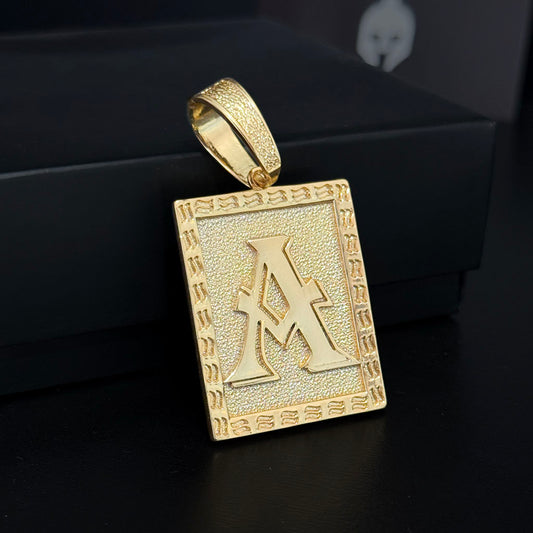 Pingente Letra Borda Detalhada Banhado a Ouro 18K