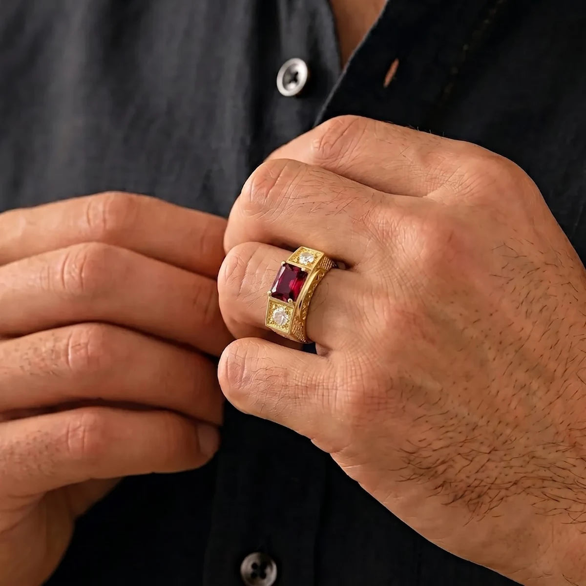 Anel Formatura Vermelho Banhado a Ouro 18K