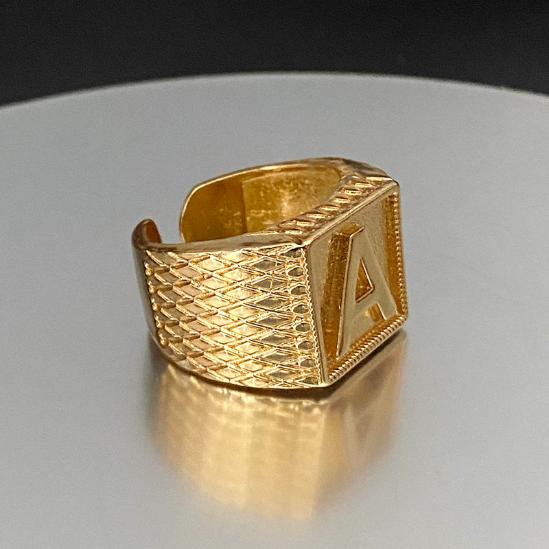 Anel Letra com Lateral Detalhada Banhado a Ouro 18K