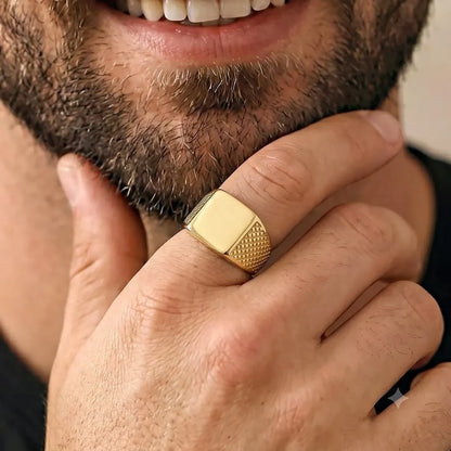 Anel Liso Detalhado Banhado a Ouro 18K
