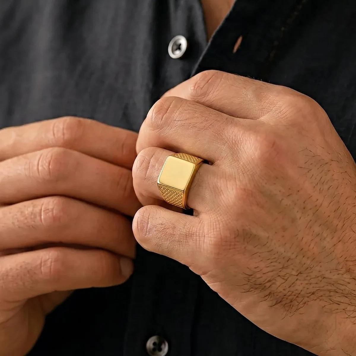 Anel Liso Detalhado Banhado a Ouro 18K