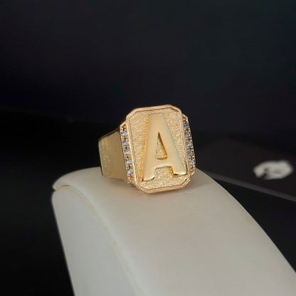 Anel Letra com Lateral Cravejada Banhado a Ouro 18K