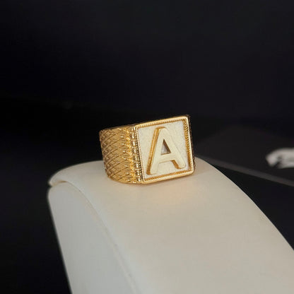 Anel Letra com Lateral Detalhada Banhado a Ouro 18K