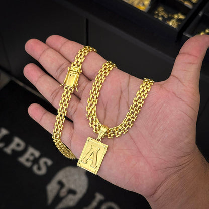 Corrente Americana 10mm e Pingente Letra Banhado a Ouro 18K