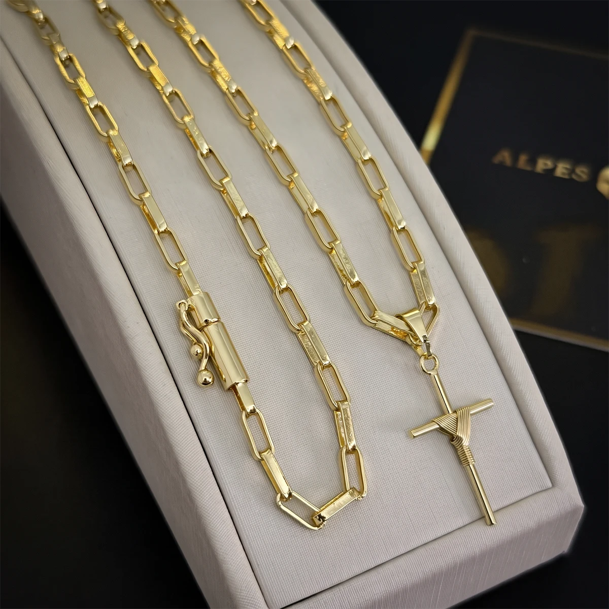Corrente Cadeado Laminado 4mm e Pingente Cruz Palito Amarrada Banhado a Ouro 18K