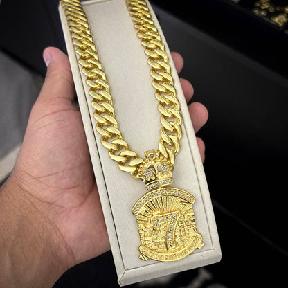 Corrente Cubana 12mm e Pingente 7 Cada Um Com Sua Sorte Banhado a Ouro 18K