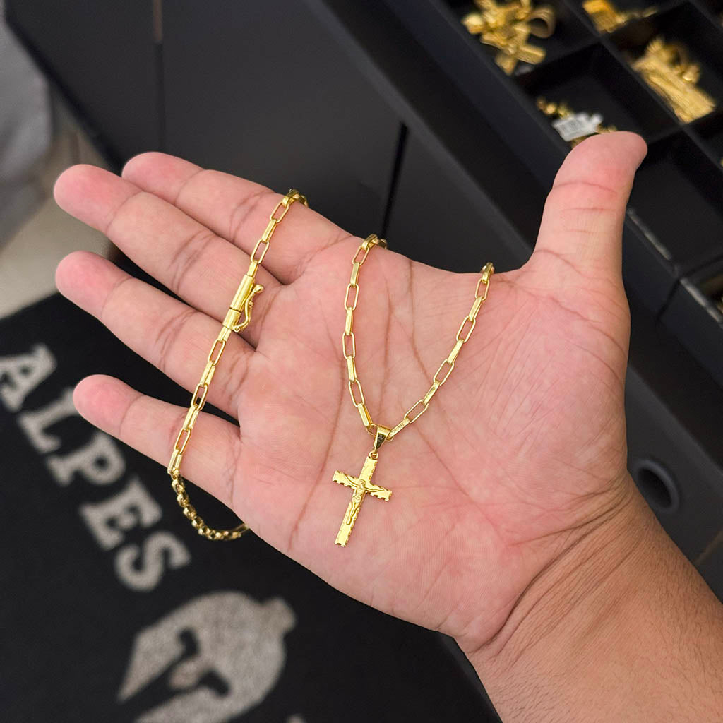 Corrente Elo Alongado 4mm e Pingente Crucifixo Borda Detalhada Banhado a Ouro 18K