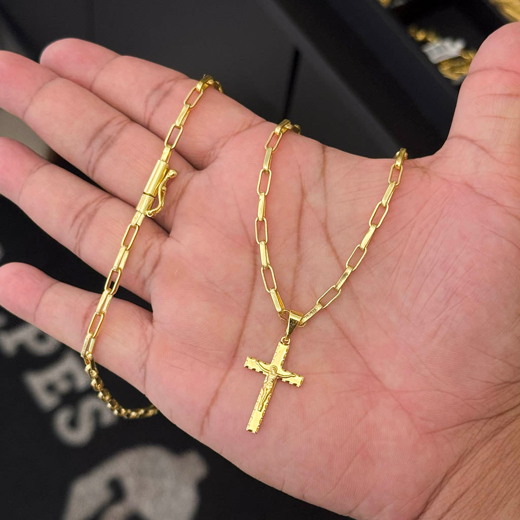 Corrente Elo Alongado 4mm e Pingente Crucifixo Borda Detalhada Banhado a Ouro 18K
