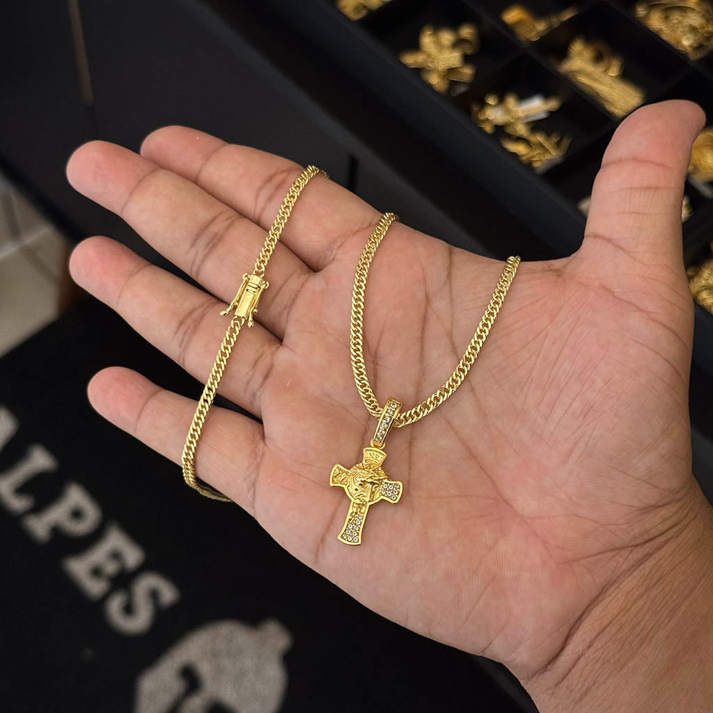 Corrente Grumet 3mm e Pingente Cruz Cravejada com Rosto de Cristo Banhado a Ouro 18K