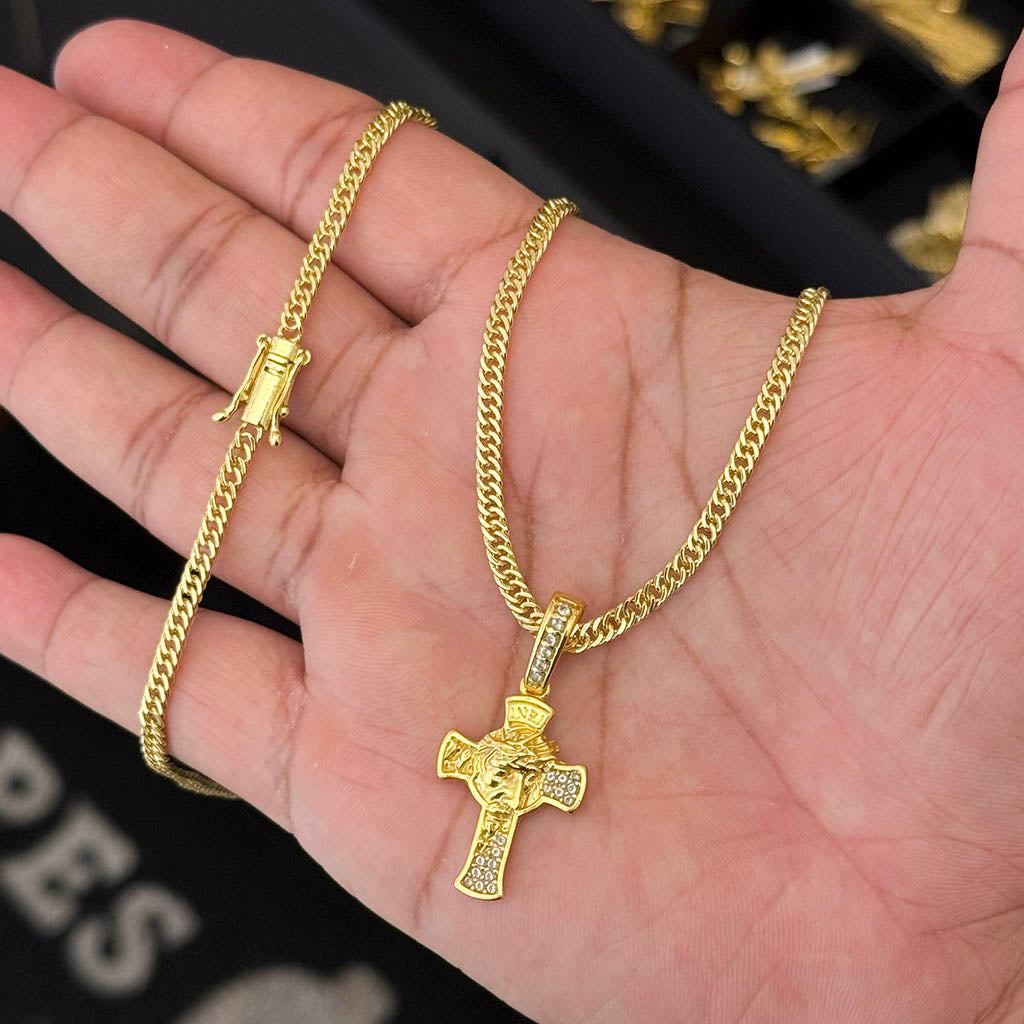 Corrente Grumet 3mm e Pingente Cruz Cravejada com Rosto de Cristo Banhado a Ouro 18K