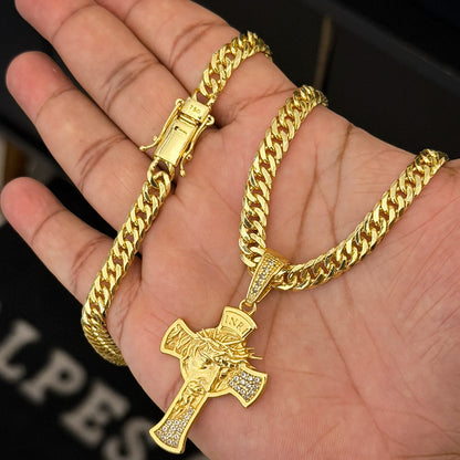 Corrente Grumet 7mm e Pingente Cruz Rosto de Cristo Cravejado Banhado a Ouro 18K