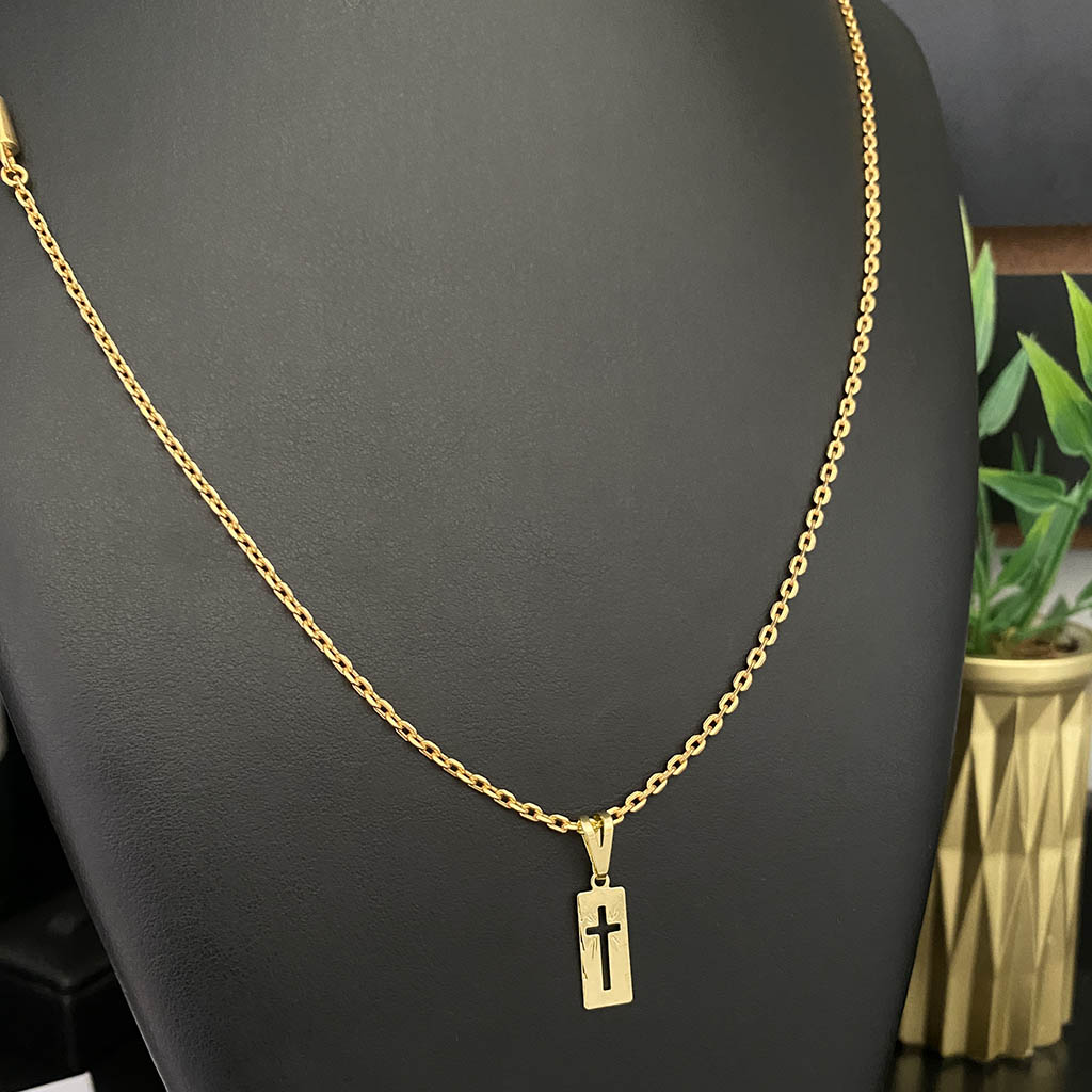Corrente Cadeado 1mm e Pingente Cruz Placa Vazada Banhado a Ouro 18K