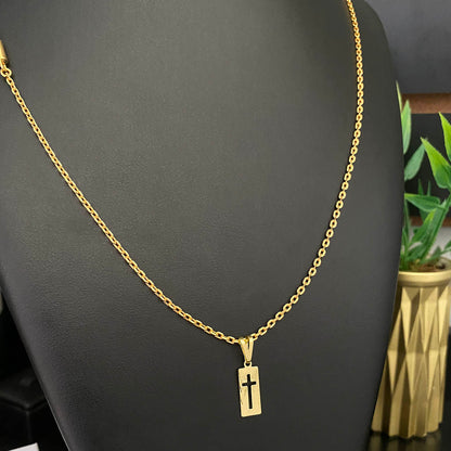 Corrente Cadeado 1mm e Pingente Cruz Placa Vazada Banhado a Ouro 18K