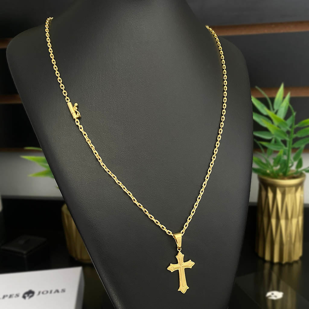 Corrente Cadeado 2mm e Pingente Cruz Relevo Banhado a Ouro 18K