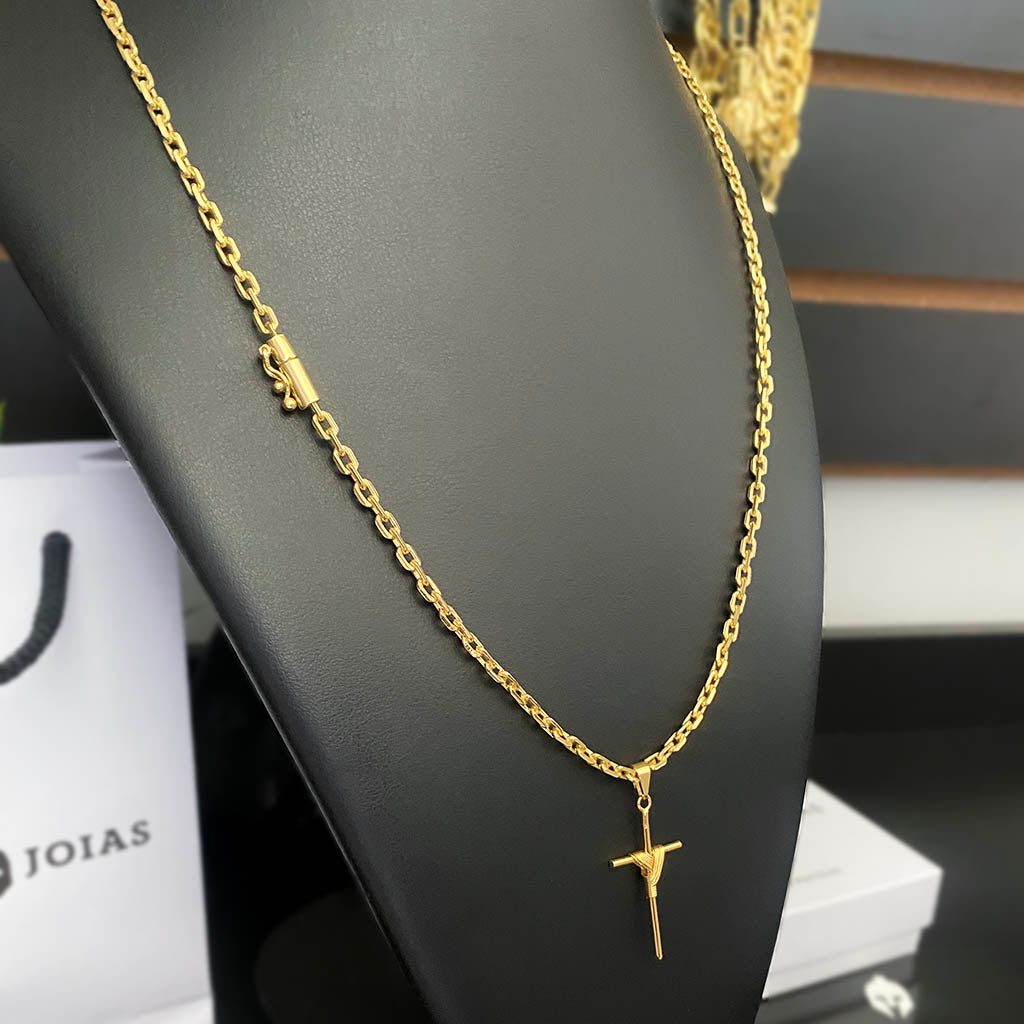 Corrente Cadeado 3mm e Pingente Cruz Palito Amarrada Banhada a Ouro 18K