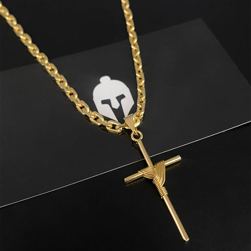 Corrente Cadeado 3mm e Pingente Cruz Palito Amarrada Banhada a Ouro 18K