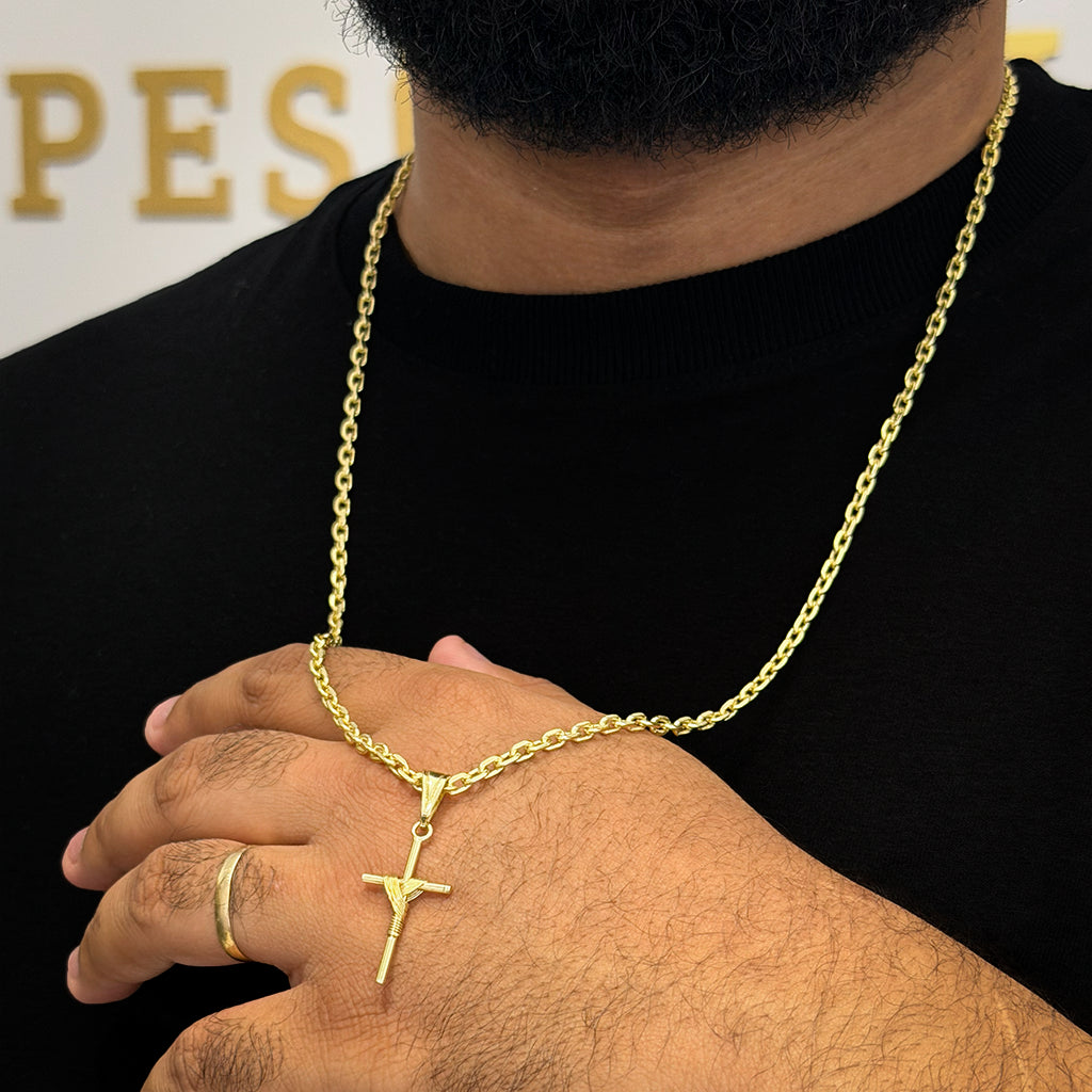 Corrente Cadeado 3mm e Pingente Cruz Palito Amarrada Banhada a Ouro 18K
