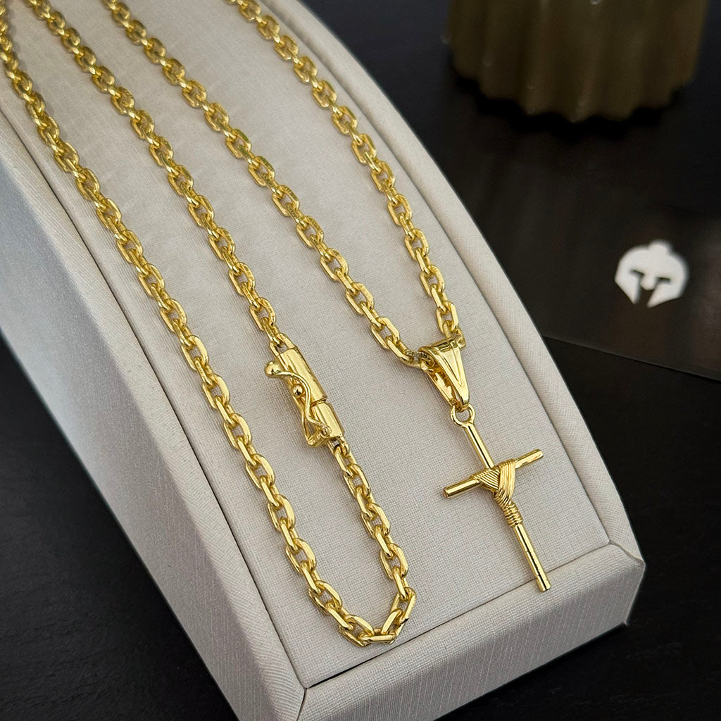 Corrente Cadeado 3mm e Pingente Cruz Palito Amarrada Banhada a Ouro 18K