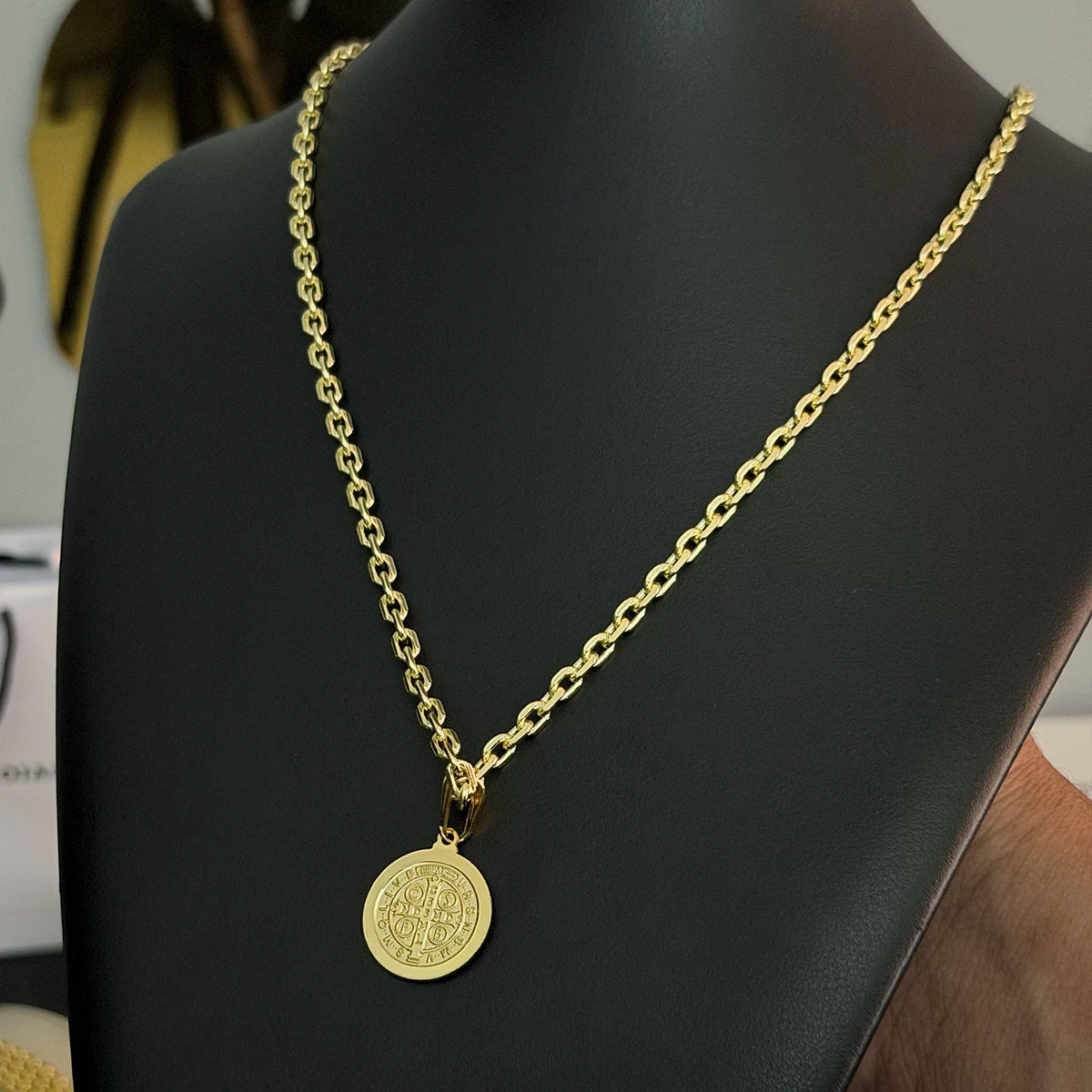 Corrente Cadeado 4mm e Pingente São Bento Banhado a Ouro 18K