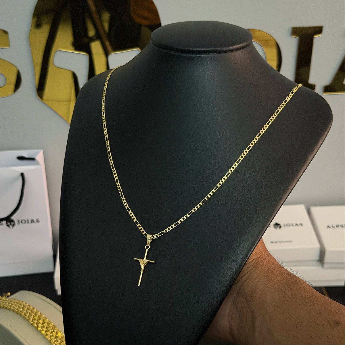 Corrente Figáro 3x1 2mm e Pingente Cruz Palito Amarrada Banhado a Ouro 18K