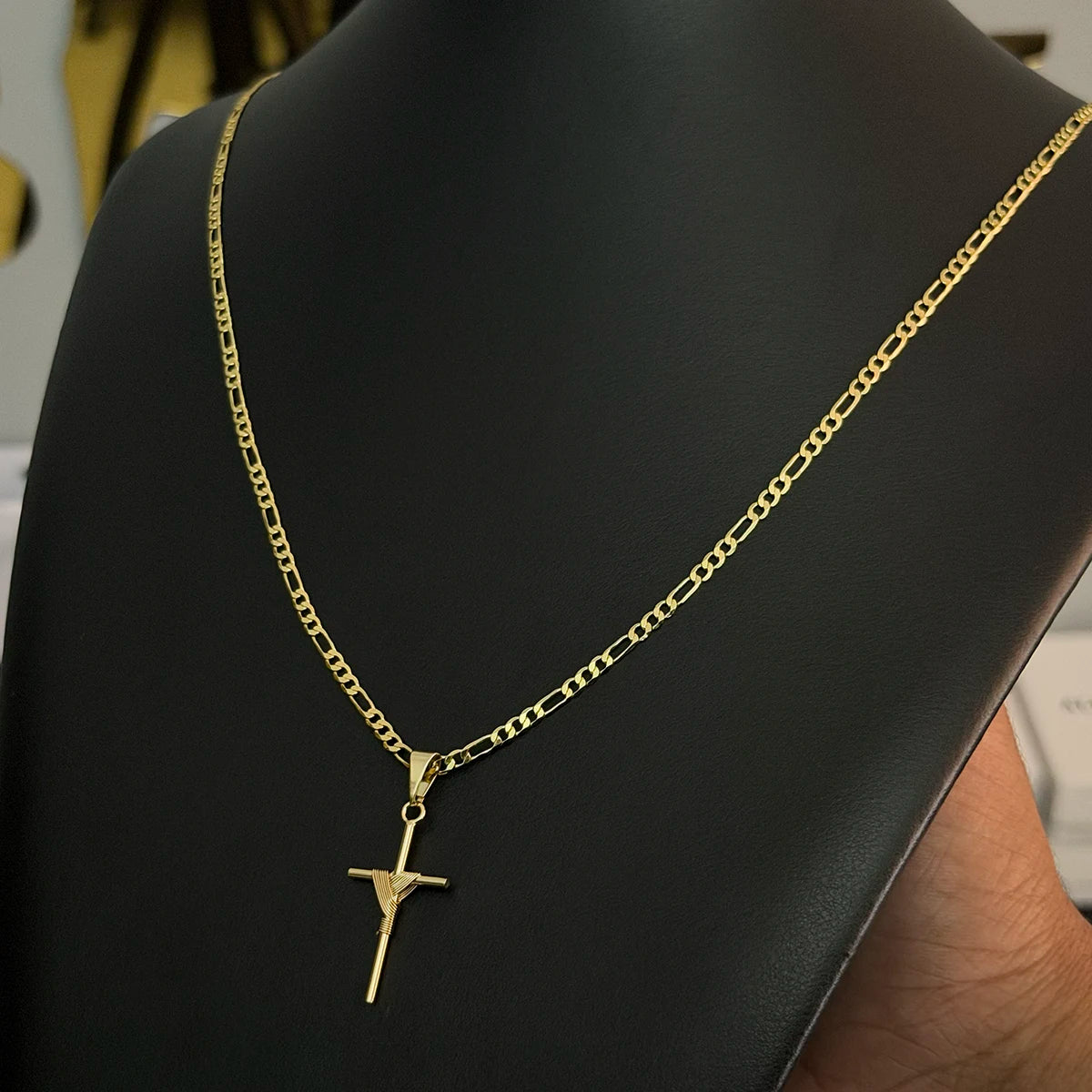 Corrente Figáro 3x1 2mm e Pingente Cruz Palito Amarrada Banhado a Ouro 18K