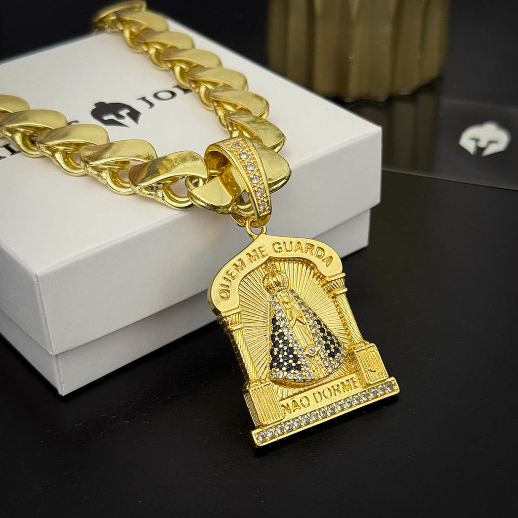 Corrente Friso S 13mm e Pingente Quem Me Guarda Não Dorme Banhado a Ouro 18K + BRINDE