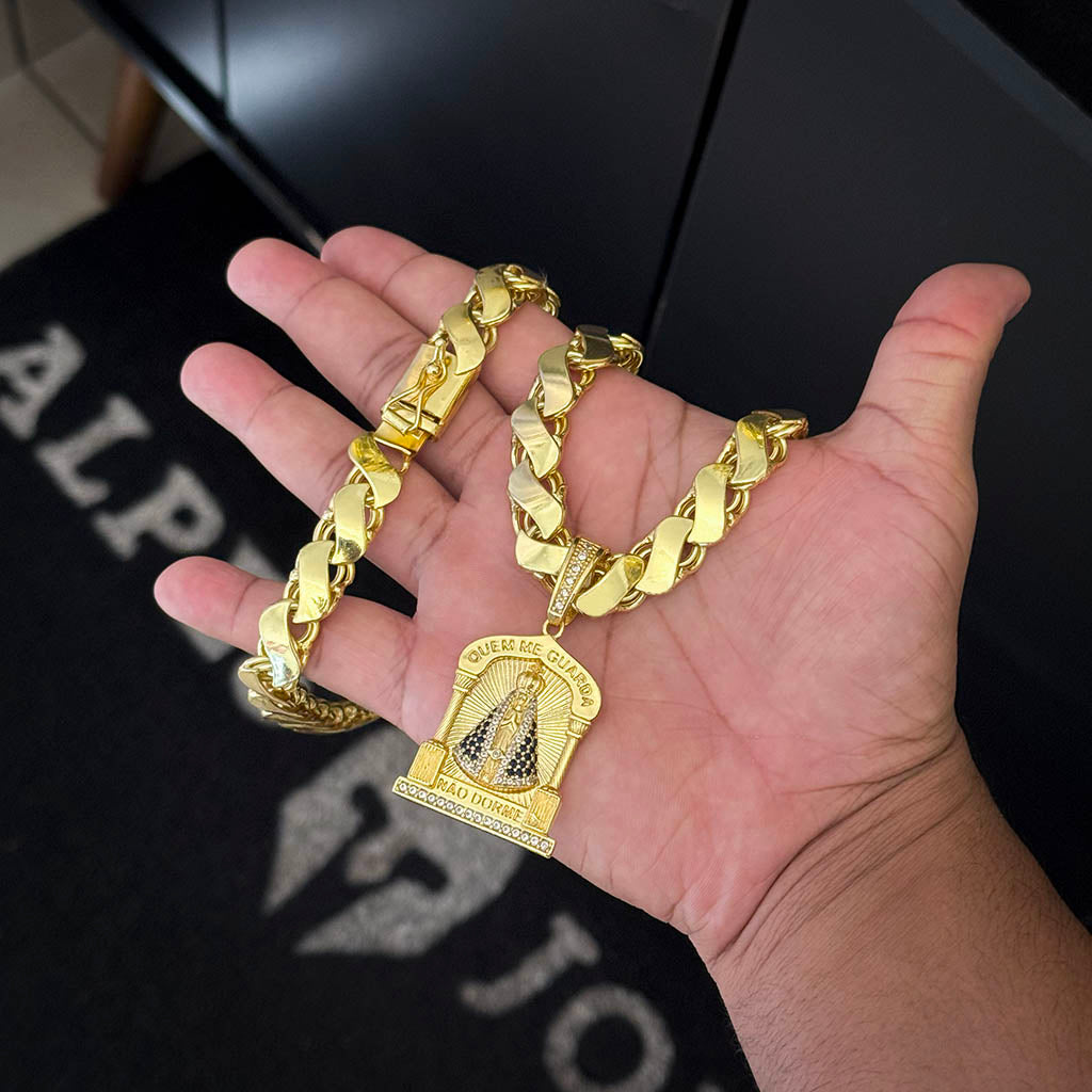 Corrente Friso S 13mm e Pingente Quem Me Guarda Não Dorme Banhado a Ouro 18K + BRINDE